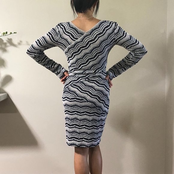 BCBG MAXAZRIA Navy Blue and White Cross Panel Dress Size Small - SEE VID… - Picture 8 of 13